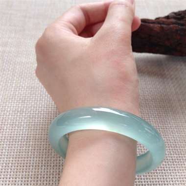 17041831#贵妃尺寸：57x11.3x7.2mm短：49mm 高冰蓝水镯，非常硬的高品质，清爽