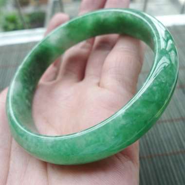 111812A货翡翠精美好种满色豆绿正装手镯cy，圈口57.3mm，有种有色，色泽阳气，均匀细腻，条