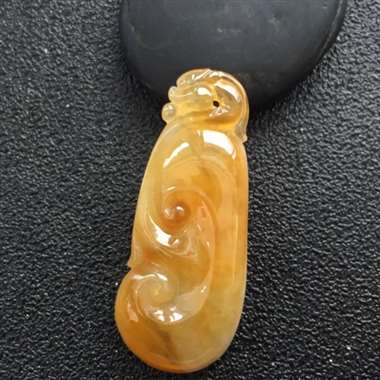 天然黄翡如意吊坠 尺寸：44.4-18.6-6.4mm