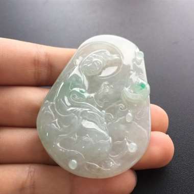 冰糯种飘绿观音挂件，底部有微纹，尾图可见。尺寸：60.3*38.7*7.1