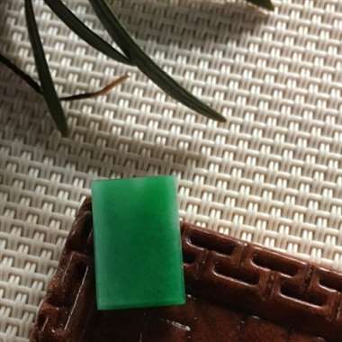 翡翠A货：糯种.翠绿色.小平安牌子.料子细腻清爽干净.辣色.水头十足.镶嵌效果更佳.完美无纹裂.满色