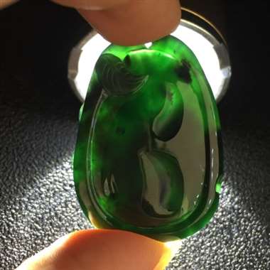 冰种完美英明神武挂件，种好，玉质细腻，纯手工打造，线条柔美流畅。尺寸：36.5-26.4-8.7