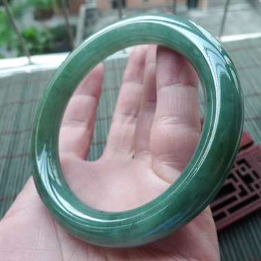 111731A货翡翠精美好种满绿圆条手镯，圈口58.3mm，种好水头足，满绿均匀，条形饱满，质地细腻