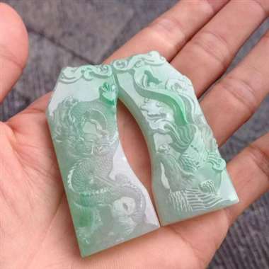 冰种飘绿,一对龙凤吊牌,龙凤呈祥 成双成对 冰糯带色巧雕牌子 尺寸:凤60.7x26.4x9.6mm 冰种飘绿,一对龙凤吊牌,龙凤呈祥 成双成对 冰糯带色巧雕牌子 尺寸:凤60.7x26.4x9.6mm