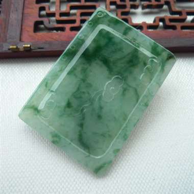 翡翠A货山水相依玉吊坠 老坑料，料子细腻，雕工上承，佩戴漂亮大气！规格：57.5*41*6mm 重量
