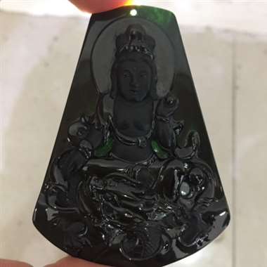 冰种墨翠完美观音，黑度极度黑，纯手工打造，雕工精细尺寸：68.3-50.1-8.0