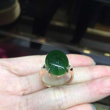 碧玉戒指，老料冰底，玉质温润油亮，碧绿水润通透，水头十足，18k金镶嵌天然钻石，款式精美时尚。主石7