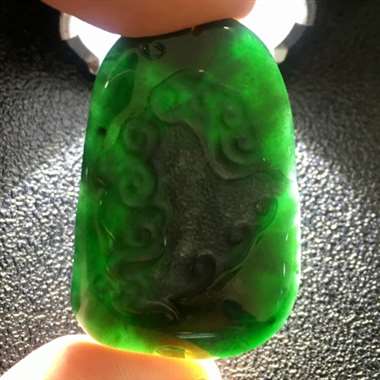 特惠款，老坑种完美墨翠龙牌，黑度一般，打灯全绿。