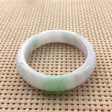 冰浅紫底飘绿正装手镯，口径：55.8*14*8.7，68.78g，有纹无抠感，不影响佩戴效果！