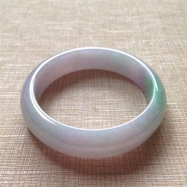 414-1-7正圈尺寸58.5×15.1×8.1mm。宽版淡春彩平安镯,温润尔雅,质地不错,一抹绿色 414-1-7正圈尺寸58.5×15.1×8.1mm。宽版淡春彩平安镯,温润尔雅,质地不错,一抹绿色