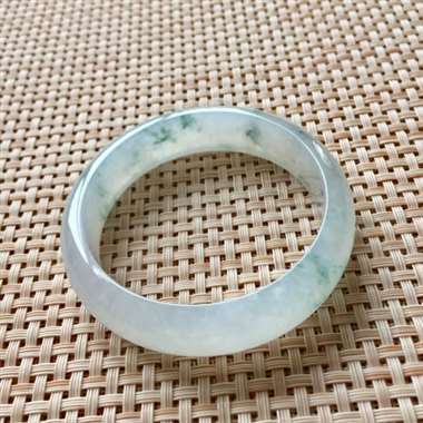 冰起胶飘花正装手镯,口径:55.8*14.4*7.4,底子细腻,飘着小碎花,清新可人! 冰起胶飘花正装手镯,口径:55.8*14.4*7.4,底子细腻,飘着小碎花,清新可人!