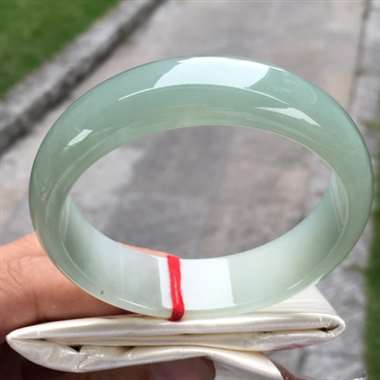 冰种底色正圈，尺寸57.2-15.9-6.8，水润细腻，种老冰透，底子干净清爽，完美