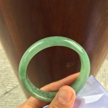 缅甸翡翠A货，完美大气的手镯，一段有棉絮，性价比超高，手慢无货。上身效果超级棒。