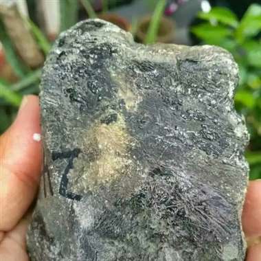 R30，700克莫弯基开窗料，冰种蓝水飘绿花，种已化开，打灯起莹起胶，通透，其他地方也有表现，起货高