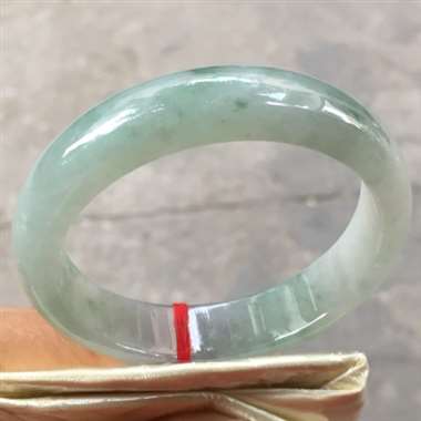 翡翠A货：冰种飘花.正圈手镯.料子清爽干净.种老水头十足.完美无瑕.尺寸：53mm13mm6.7mm