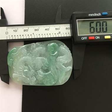 冰种飘绿完美龙牌。尺寸：60.0-43.2-6.6