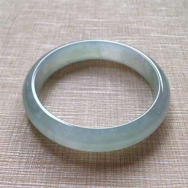 411-1-1正圈尺寸60.8×13.3×7.2mm。(大圈口)冰种平安镯，冰润光滑，底色中带点浅浅