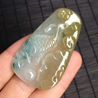 精雕翡翠黄翡鱼牌吊坠，雕工精美，颜色漂亮，水润起光，性价比高，大小：55.8/33.1/6.3mm
