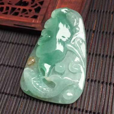 精雕翡翠阳绿鱼牌，雕工精美，颜色漂亮，水润起光，种老厚装，性价比高，大小：53.5/32.7/8mm