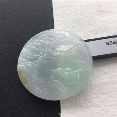 糯种山水，雕工精湛，画面美观。
