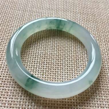 高冰起胶飘花圆条手镯，规格：58*11.8*11.1，老坑料，种水足，胶感强，底子细腻润泽！