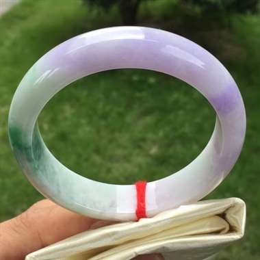 正圈，紫底飘绿，尺寸57.9-14.4-8.2，水润漂亮，颜色亮丽，表皮有细纹，不抠手，编号0416