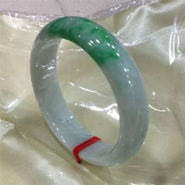 58.1圈口手镯，色阳，底庄细腻，一截绿，完美，圈口对的可以收，尺寸58.1*15.2*7.9mm，