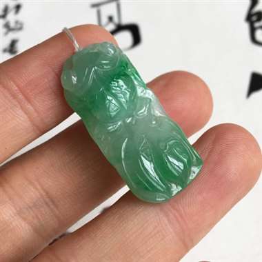 阳绿 金鱼 整体阳绿 质地细腻 水润 种好色美 雕刻工艺精湛 栩栩如生 佩戴漂亮 有细纹 不影响 尺