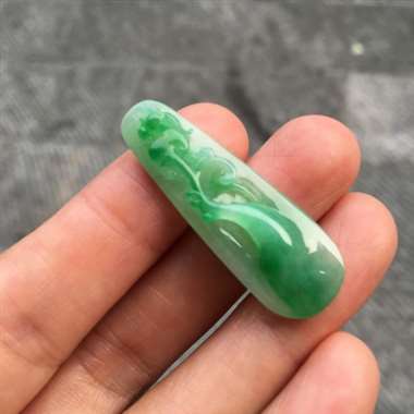 缅甸翡翠A货,色彩鲜艳,夺目迷人,完美秀气,喜欢的赶紧,手慢无货。尺寸39/14/6 缅甸翡翠A货,色彩鲜艳,夺目迷人,完美秀气,喜欢的赶紧,手慢无货。尺寸39/14/6