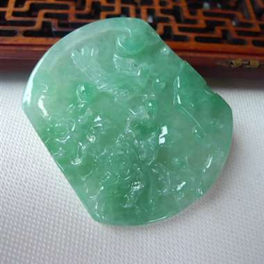 翡翠A货精雕喜上眉梢玉佩 老坑料，料子细腻，雕工上承。佩戴漂亮！规格：58.3*49*6.1mm 规
