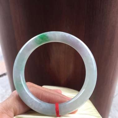 缅甸翡翠A货，完美秀气，小手的福利，色彩鲜艳，性价比超高，手慢无货。