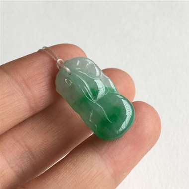 阳绿 葫芦 整体阳绿 质地细腻 水润 雕刻葫芦 上面小猴子 种水不错 颜色漂亮 有细纹 不影响 尺寸