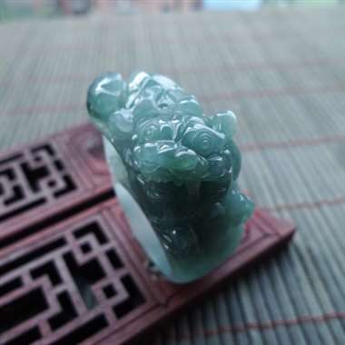 111512A货翡翠完美无纹裂蓝水貔貅戒指,圈口19.6mm,种好水头足,玉质冰润细腻,颜色清爽,招 111512A货翡翠完美无纹裂蓝水貔貅戒指,圈口19.6mm,种好水头足,玉质冰润细腻,颜色清爽,招