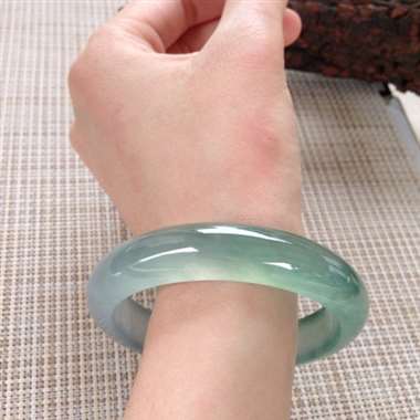 17041406#正圈尺寸：55.8x12.9x7.7mm 冰晴水底色镯，种老水足品质好，起光冰纯，