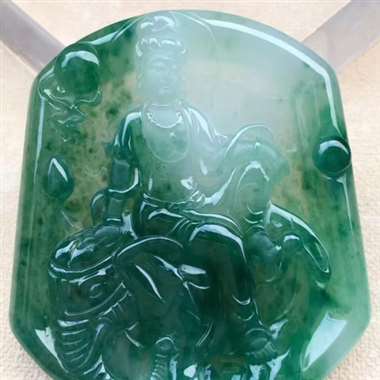 L冰种飘绿《普贤菩萨》。非常细腻冰透起光，完美