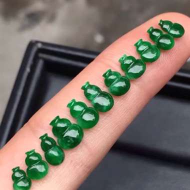 福利！一手满色小葫芦：个别有小纹，种水好，玉质细腻，色泽漂亮，镶嵌翻翻，（可镶嵌一条美美的项链）尺寸