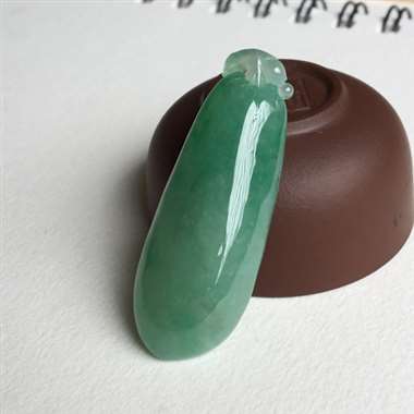 冰种 满绿 福瓜 冰种 整体满绿 质地细腻 冰透感好 水头足 饱满 佩戴漂亮 无纹裂 尺寸 52x2