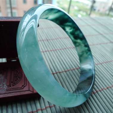 111324完美无纹裂 老种冰润细腻飘蓝花宽边正装手镯，料老种好，飘花均匀，老种，水头足，条形大方，