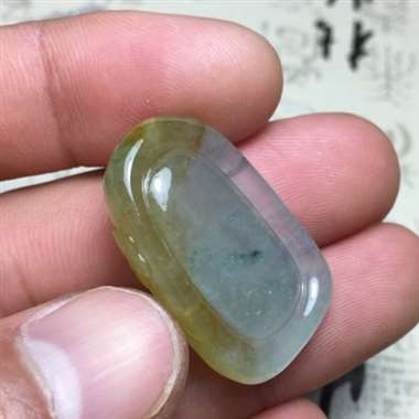 冰种三彩美女吊坠 种老水润 冰透十足 设计独特 俏色分明 雕工精湛 栩栩如生