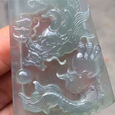 高冰带底色龙牌：完美无裂纹，种老起胶，雕工精致，色泽漂亮，饱满，尺寸：55.6/39/5.7 ，tm