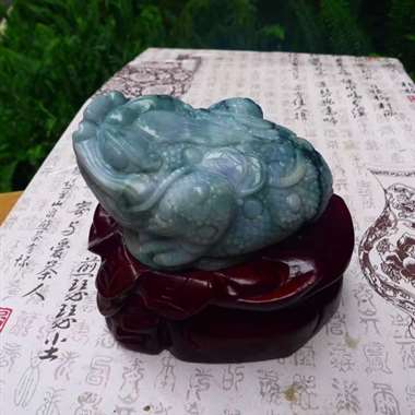 翡翠A货老坑水润飘花精工招财进宝金蟾摆件 终裸石尺寸：60/140/95 连底坐：130/160/1