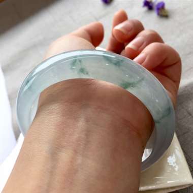 冰种飘花完美正圈。完美无纹裂，种好，水头好，上手效果极佳，厚装宽版。尺寸：58.4*15.3*8.5