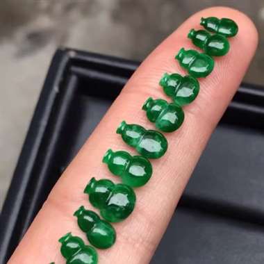 福利!一手满色小葫芦:个别有小纹,种水好,玉质细腻,色泽漂亮,镶嵌翻翻,(可镶嵌一条美美的项链)尺寸 福利!一手满色小葫芦:个别有小纹,种水好,玉质细腻,色泽漂亮,镶嵌翻翻,(可镶嵌一条美美的项链)尺寸