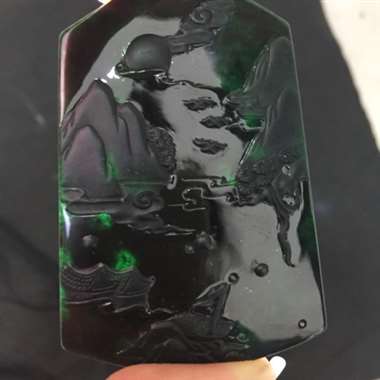 冰种墨翠观音，黑度极度黑打灯阳绿，纯手工打造，雕工精湛。尺寸：61.8-42.2-8.7