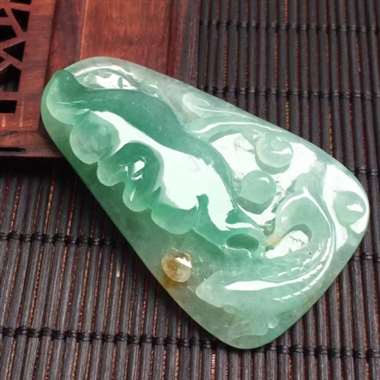 精雕翡翠阳绿鱼牌，雕工精美，颜色漂亮，水润起光，种老厚装，性价比高，大小：53.5/32.7/8mm