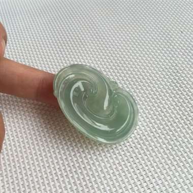 缅甸翡翠A货，冰种起胶的如意一生，性价比超高。谁带上事事如意顺心，手慢无货啦。