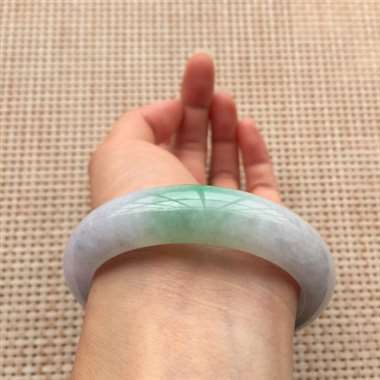 冰浅紫底飘绿正装手镯，口径：55.8*14*8.7，68.78g，有纹无抠感，不影响佩戴效果！