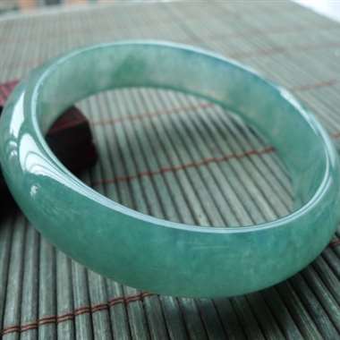 111906 A货翡翠无纹裂冰润满色正装手镯#，圈口58.1mm，质地细腻，水头足，满色均匀，色泽清