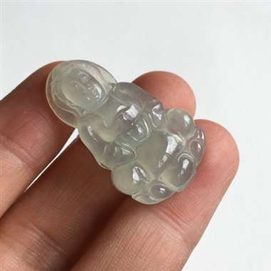 冰种 观音 冰种 整体有底色 质地细腻 冰透感好 雕刻工艺精湛 佩戴漂亮 无纹裂 尺寸 35x20.