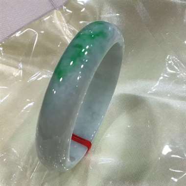 58.1圈口手镯，色阳，底庄细腻，一截绿，完美，圈口对的可以收，尺寸58.1*15.2*7.9mm，
